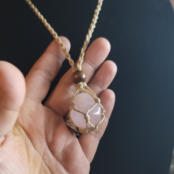 Handmade macrame rose quartz crystal pendant - Picture 4 of 4